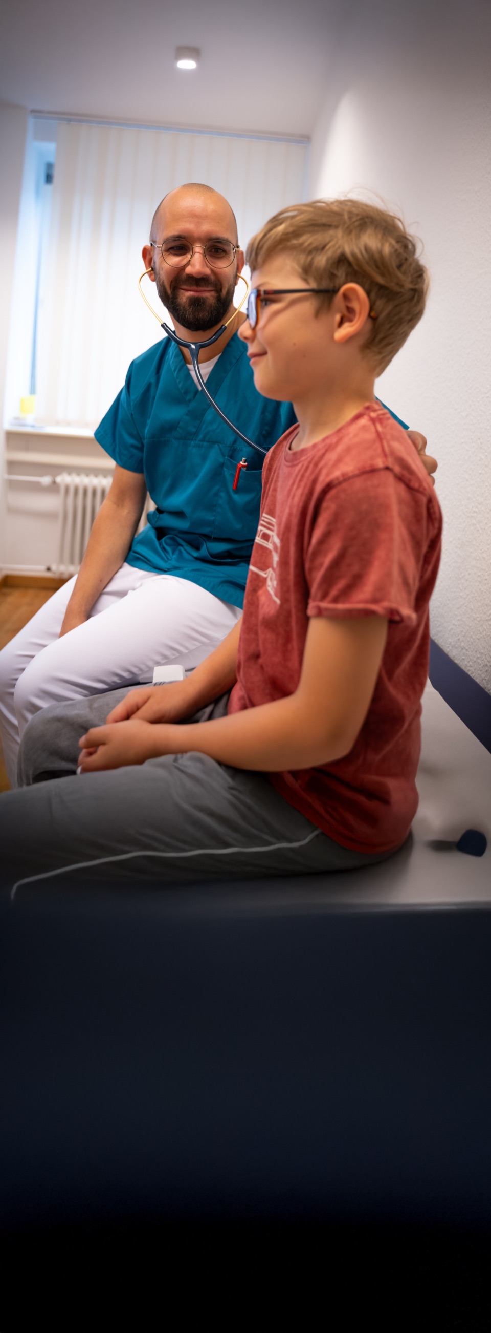 Kinderarzt bei der Untersuchung eines Kindes – Pädiatrie Stelle GMKB Bonn